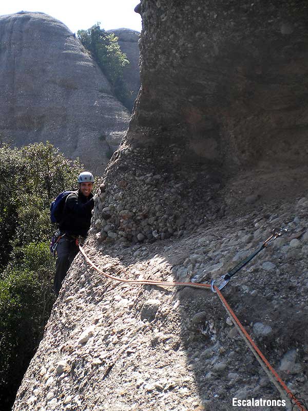 L'Emili entrant a la balma del primer llarg